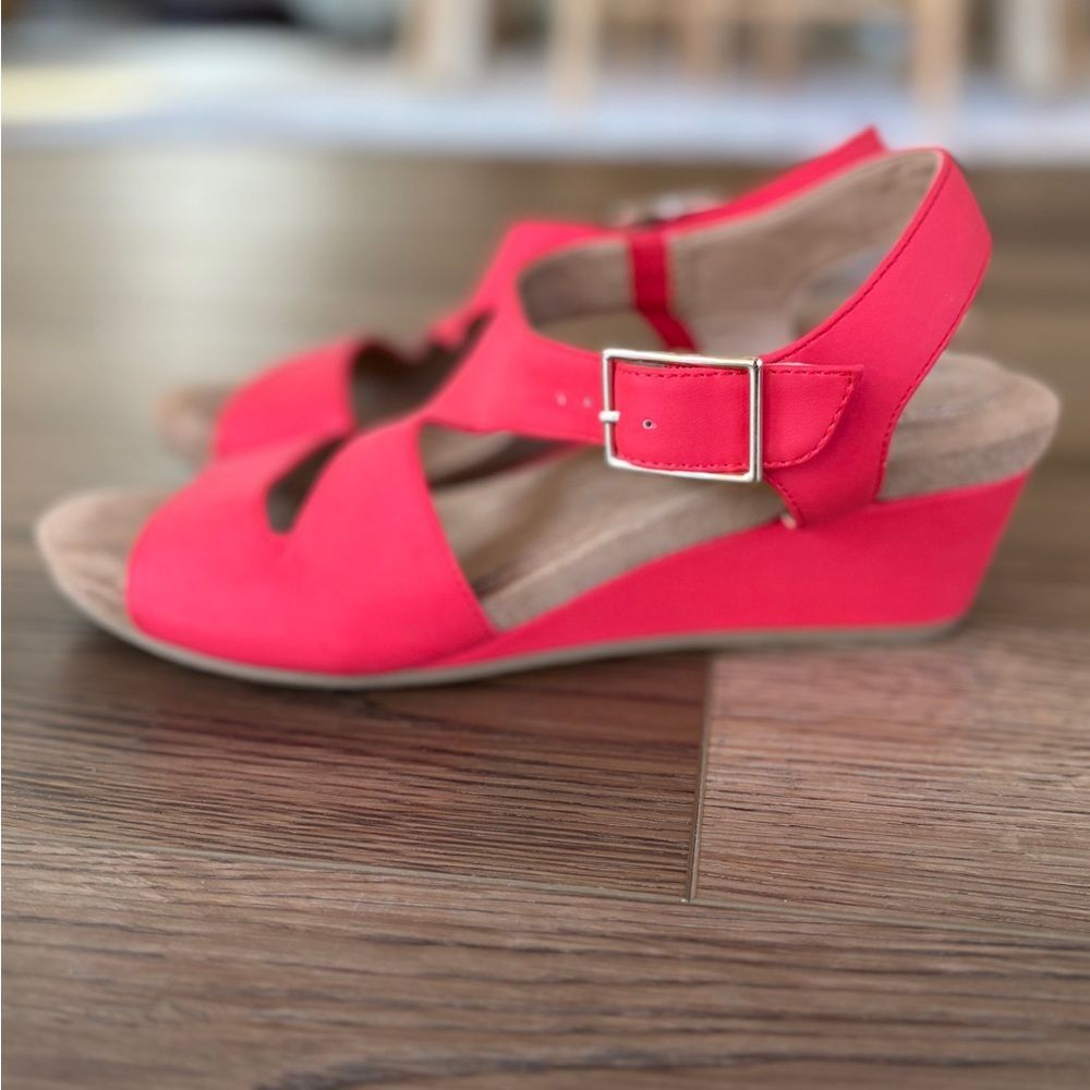 Giani Bernini women's coral hot pink memory foam 'Belinaa' wedge sandals sz 9.5 - Picture 2 of 8